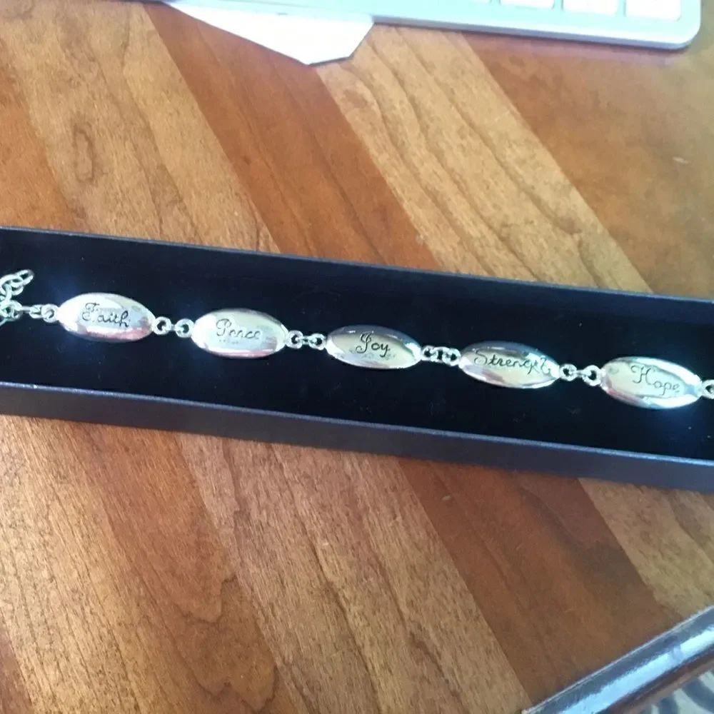 Reversible Silvertone Bracelet Adjustable. - Picture 8 of 8